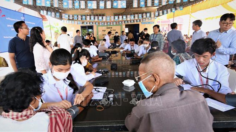Вьетнамские врачи проводят медосморт жителей в Камбодже. Фото: ВИА