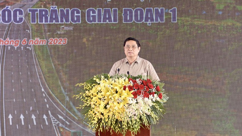 Премьер-министр Фам Минь Тьинь выступает на церемонии. Фото: Тхань Жанг