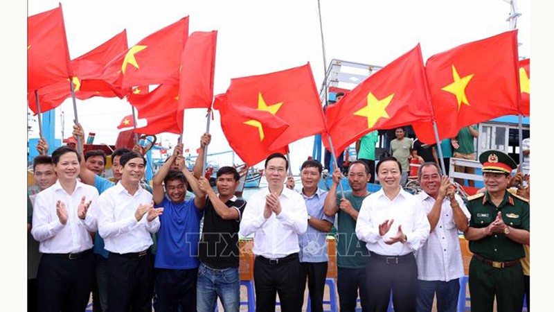 Президент Во Ван Тхыонг и жители острова Фукюи. Фото: ВИА