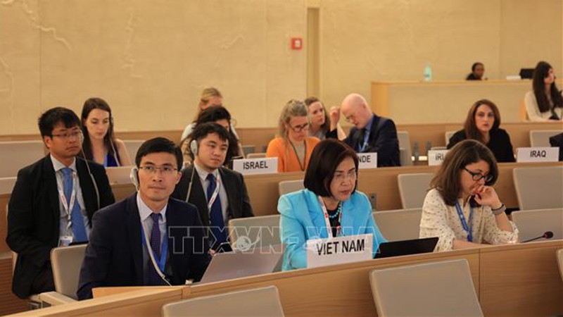 Посол Ле Тхи Тует Май и сотрудники постоянной миссии Вьетнама в Женеве. Фото: ВИА