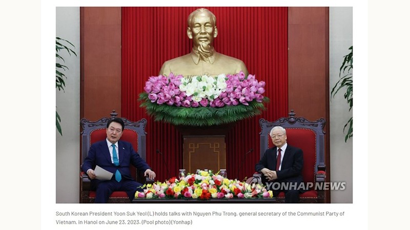 Информационное агентство Yonhap сообщает о встрече между Президентом Юн Сок Ёлем и Генеральным секретарем ЦК КПВ Нгуен Фу Чонгом 23 июня. Фото с экрана
