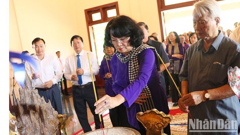 Бывший Вице-президент Данг Тхи Нгок Тхинь воскуряет благовония в память о Премьер-министре Во Ван Киете. 