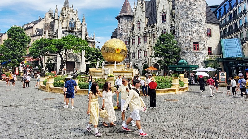 Международные туристы посещают курорт Ba Na Hills (Дананг). Фото: То Ха