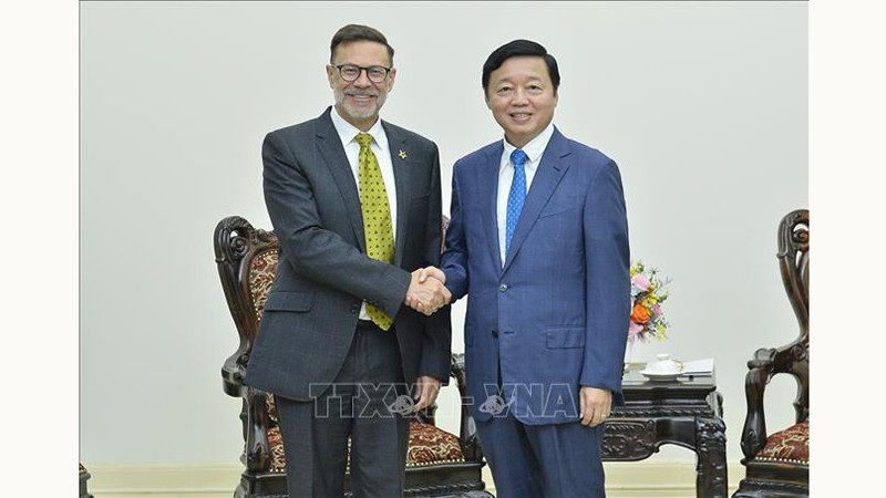 Вице-премьер Чан Хонг Ха (справа) и Посол Австралии во Вьетнаме Эндрю Голедзиновски. Фото: ВИА