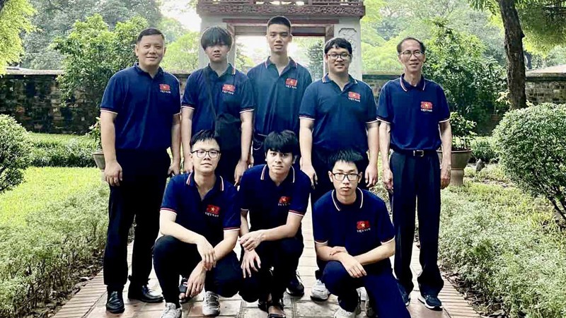 Вьетнамские школьники, участвовавшие в Межународной математической олимпиаде 2023 года. Фото: moet.gov.vn