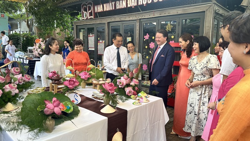Посол США во Вьетнаме посещает стенд вьетнамской кухни. Фото: Ким Линь