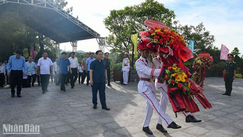 Председатель НС Выонг Динь Хюэ и центральная рабочая делегация возлагают цветы на кладбище павших бойцов г. Хюэ. Фото: Зюи Линь