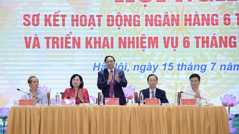 Премьер-министр Фам Минь Тьинь на конференции. Фото: Тхань Жанг