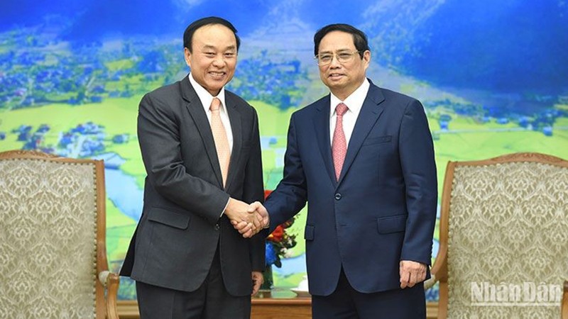 Премьер-министр Фам Минь Тьинь (справа) и Министр здравоохранения Лаоса Бунфенг Фуммалайсит. Фото: Чан Хай