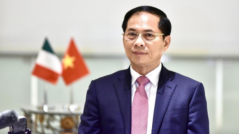 Министр иностранных дел Буй Тхань Шон. 
