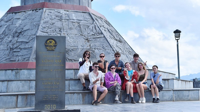 Иностранные туристы посещают флаговую башню Лунгку в провинции Хажанг. Фото: Тхюи Нгуен