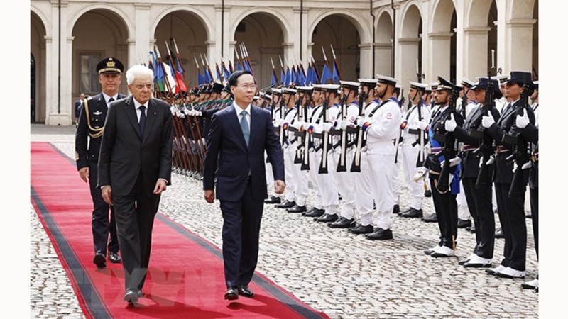 Президент Во Ван Тхыонг и Президент Италии Серджо Маттарелла обходят строй почетного караула. Фото: ВИА