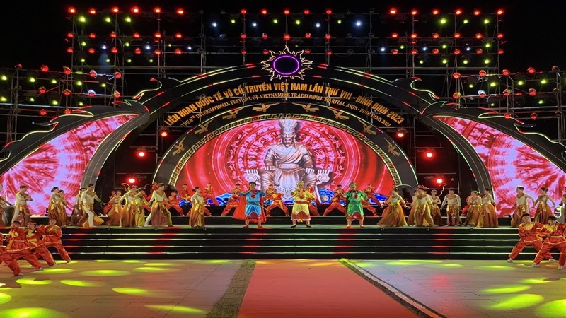 8-й международный фестиваль вьетнамских традиционных боевых искусств открылся на площади города Кюиньон.