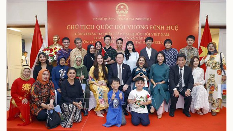 Председатель НС Выонг Динь Хюэ и представители сообщества вьетнамцев в Индонезии фотографируются на память. Фото: ВИА