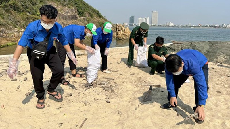 Вьетнамская молодежь участвует в очистке пляжа. Фото: ВИА