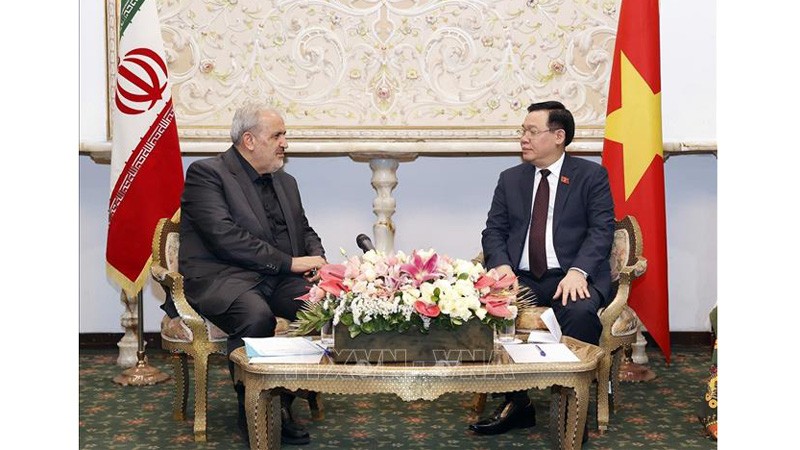 Председатель НС Выонг Динь Хюэ (справа) и Министр промышленности, шахт и торговли Ирана Аббас Алиабади. Фото: ВИА