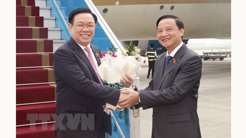 Зампредседателя НС Нгуен Кхак Динь встречает Председателя НС Выонг Динь Хюэ в аэропорту Нойбай. Фото: ВИА 