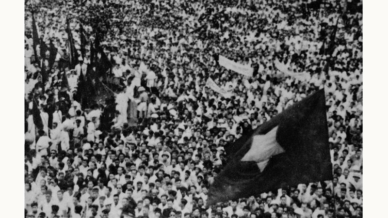 19 августа 1945 года десятки тысяч столичных жителей участвовали в митинге на площади Ханойского оперного театра, посвященном празднованию победы Августовской революции. Фото: ВИА