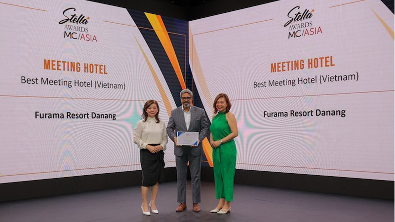 Представитель курорта Furama Resort Danang получает награду «Лучший конференц-отель во Вьетнаме 2023 года». Фото: Ван Тин