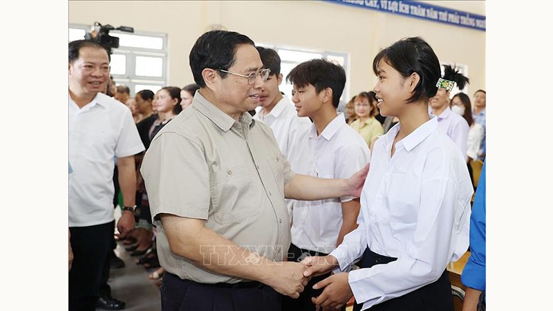 Премьер-министр Фам Минь Тьинь и школьники средней этнической школы-интерната Туморонг. Фото: ВИА