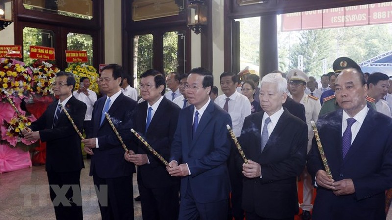 Президент Во Ван Тхыонг, действующие и бывшие руководители Партии и Государства воскуряют благовония в память о Президенте Тон Дык Тханге. Фото: ВИА