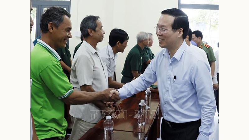 Президент Во Ван Тхыонг встречается с жителями общины Виньтэ. Фото: ВИА