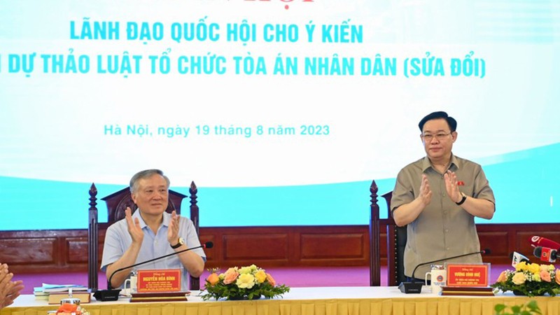 Председатель НС Выонг Динь Хюэ председательствует на заседании. Фото: Зюи Линь