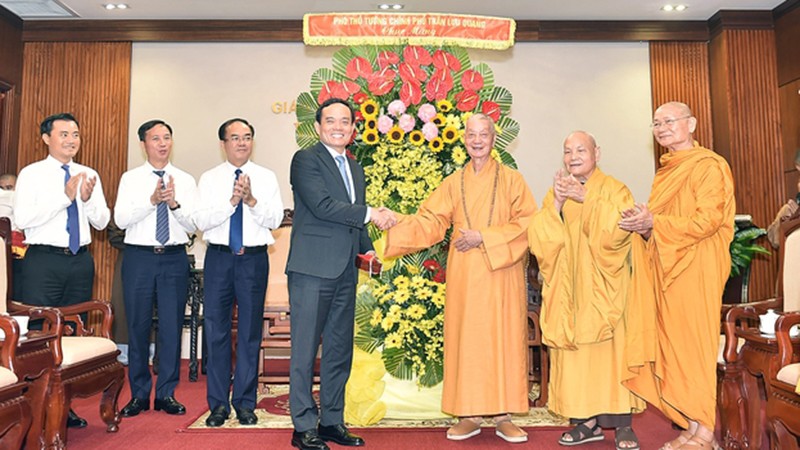 Вице-премьер Чан Лыу Куанг поздравляет руководителей Вьетнамской буддийской сангхи с праздником «Вулан». Фото: VGP