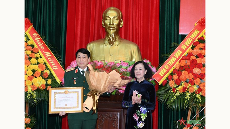 Товарищ Чыонг Тхи Май вручает значок «45 лет членства в КПВ» генералу армии Лыонг Кыонгу. Фото: qdnd.vn