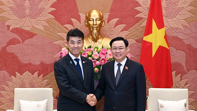 Председатель НС Выонг Динь Хюэ (справа) и председатель CDP Идзуми Кэнта. Фото: Зюи Линь