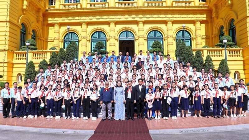 Вице-президент Во Тхи Ань Суан и делегация лиц, являющих «достойными внуками Дядюшки Хо», фотографируются на память.