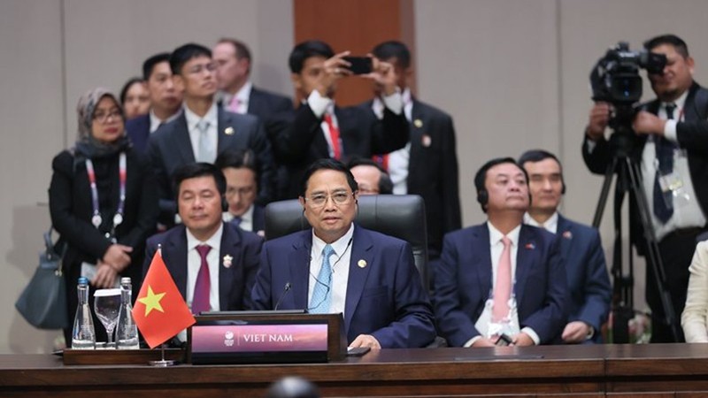 Премьер-министр Фам Минь Тьинь на пленарном заседании 43-го саммита АСЕАН. Фото: Зыонг Жанг