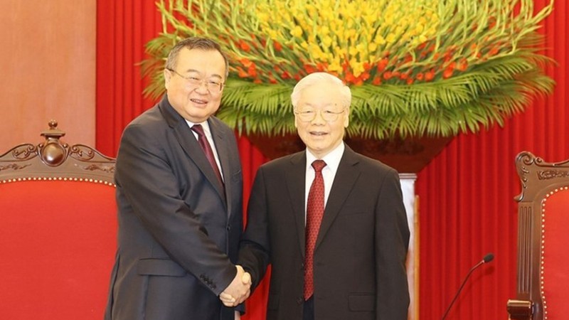 Генеральный секретарь ЦК КПВ Нгуен Фу Чонг (справа) и Заведующий Отделом международных связей ЦК КПК Лю Цзяньчао. Фото: ВИА