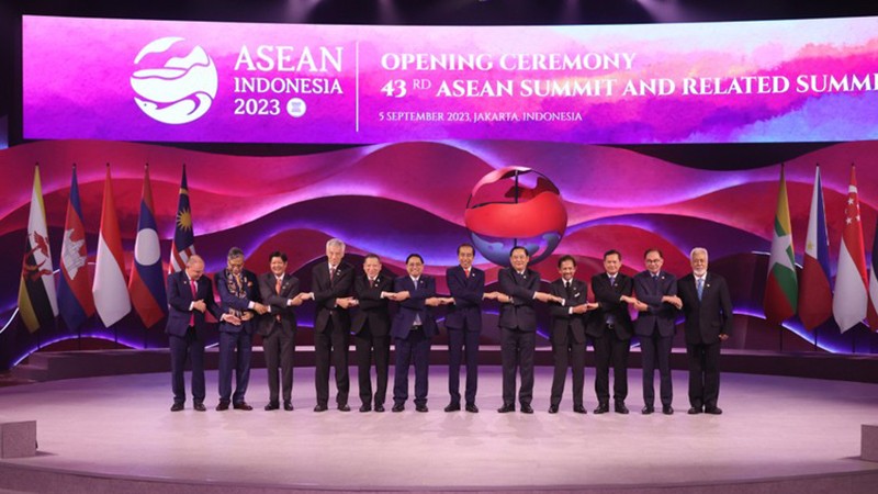 Руководители стран АСЕАН на открытии 43-го саммита АСЕАН. Фото: Зыонг Жанг