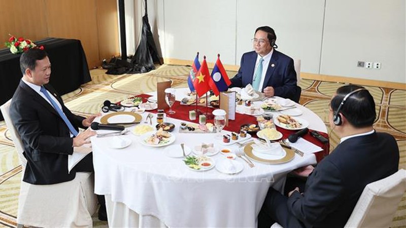 Премьер-министр Фам Минь Тьинь (в центре) и Премьер-министры Лаоса и Камбоджи. Фото: ВИА