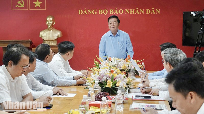 Товарищ Нгуен Чонг Нгиа выступает на встрече. 