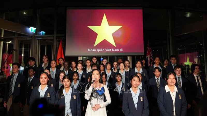 На церемонии звучит государственный гимн Вьетнама. Фото: ВИА
