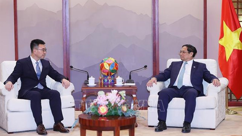 Премьер-министр Фам Минь Тьинь и руководитель корпорации Huawei. Фото: ВИА