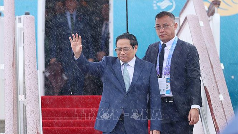 Премьер-министр Фам Минь Тьинь в аэропорту Наньнин Усюй. Фото: ВИА