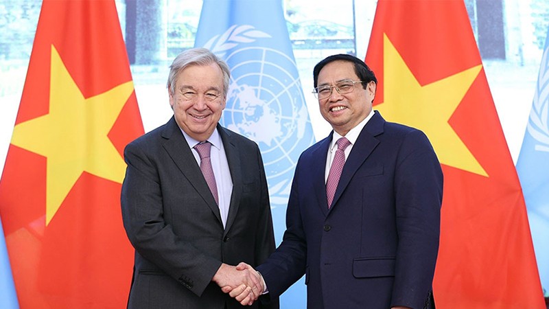Премьер-министр Фам Минь Тьинь и Генеральный секретарь ООН Антониу Гутерриш во время официального визита Генерального секретаря ООН во Вьетнам в октябре 2022 года. Фото: qdnd.vn