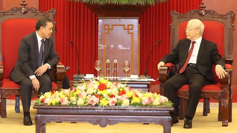 Генеральный секретарь ЦК КПВ Нгуен Фу Чонг (справа) и Посол Лаоса во Вьетнаме Сенгфет Хоунгбоунгнуанг. Фото: ВИА