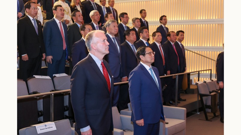 Премьер-министр Фам Минь Тьинь и делегаты на церемонии. Фото: VGP