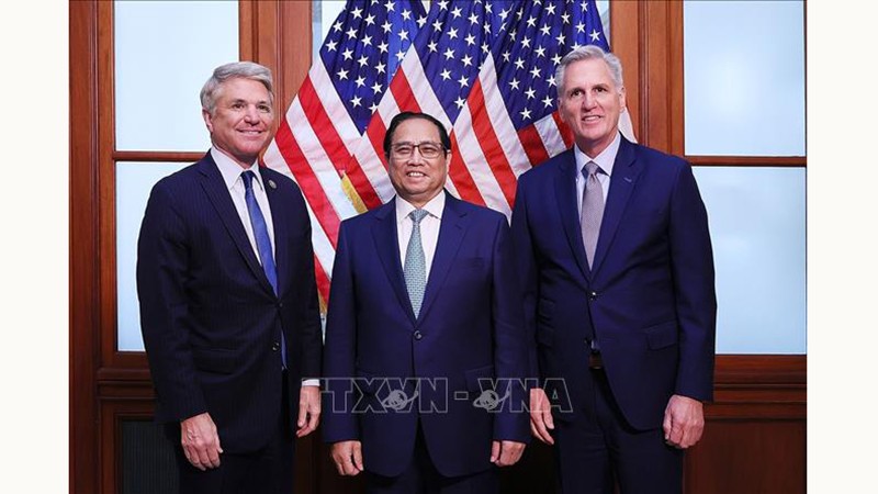 Премьер-министр Фам Минь Тьинь и руководители Палаты представителей Конгресса США. Фото: ВИА