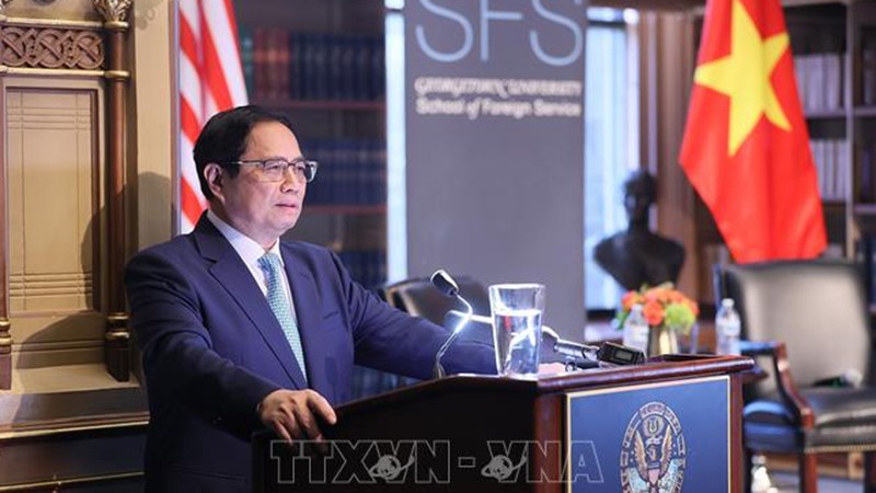 Премьер-министр Фам Минь Тьинь выступает на встрече. Фото: ВИА