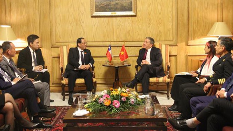Заместитель Председателя НС Чан Куанг Фыонг проводит переговоры с Председателем Сената Чили Хуаном Антонио Коломой. Фото: ВИА 