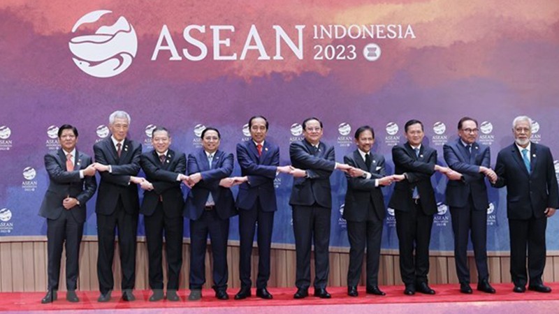 Премьер-министр Фам Минь Тьинь и главы делегаций стран приняли участие в заседании в узком составе 43-го саммита АСЕАН в Индонезии 5 сентября. Фото: ВИА