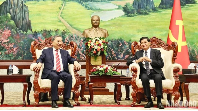 Министр общественной безопасности То Лам (слева) и Генеральный секретарь ЦК НРПЛ, Президент Лаоса Тхонглун Сисулит. Фото: Чинь Зунг
