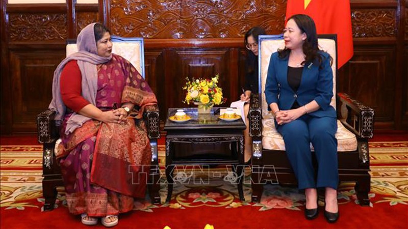 Вице-президент Во Тхи Ань Суан (справа) и Посол Бангладеш во Вьетнаме Самина Наз. Фото: ВИА