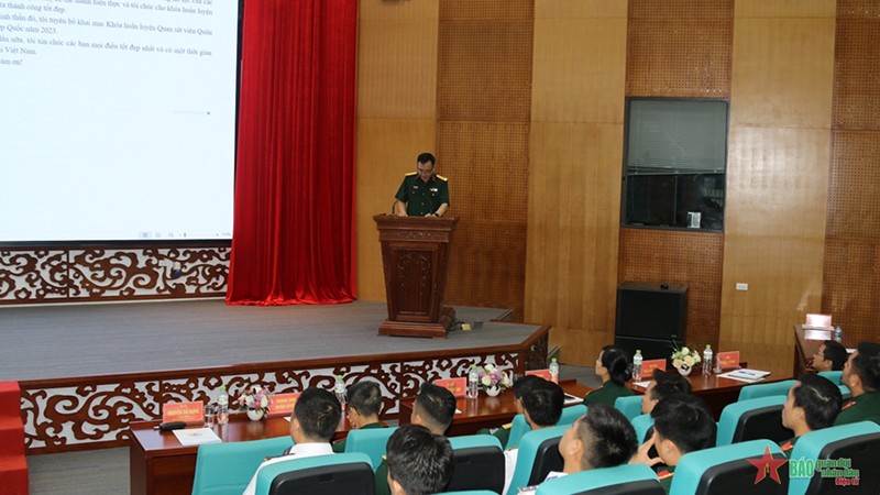 Заместитель директора Департамента миротворческих операций полковник Нгуен Ба Хынг выступает на мероприятии. Фото: qdnd.vn