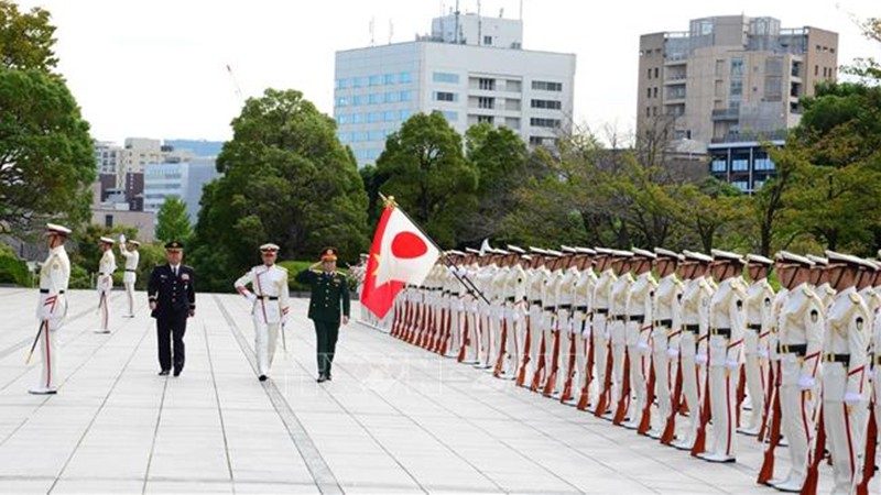 Генерал армии Ёсида Ёсихидэ председательствует на официальной церемонии встречи высокопоставленной военной делегации ВНА. Фото: ВИА